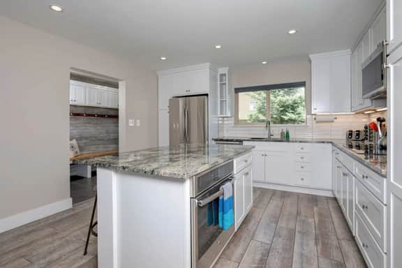 Gorgeous Vacation Chalet: Hot Tub, Wood Stove - Image 3
